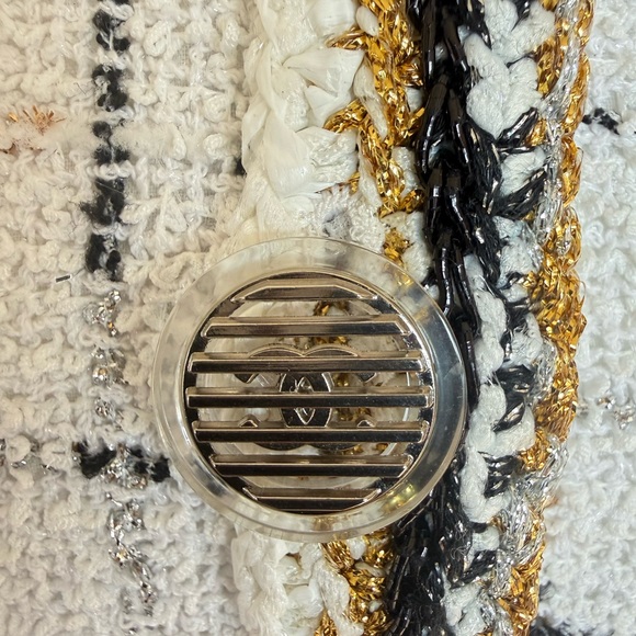 CHANEL White and Black Tweed Blazer 2017 - Picture 2 of 15